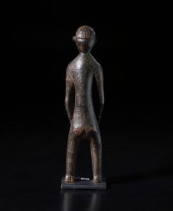 Pende - Repubblica Democratica del Congo : Scultura antropomorfa. Legno duro a patina scura.  - Asta Asta 422 | AFRICA, OCEANIA E AMERICHE - ARTIGIANATO AFRICANO: VARI COMMITTENTI E SELEZIONE DALLA COLLEZIONE BARTOLOMUCCI Online - Associazione Nazionale - Case d'Asta italiane