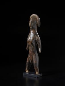 Bambara - Mali : Scultura  antropomorfa con mancanza. Legno a patina scura e marrone.  - Asta Asta 422 | AFRICA, OCEANIA E AMERICHE - ARTIGIANATO AFRICANO: VARI COMMITTENTI E SELEZIONE DALLA COLLEZIONE BARTOLOMUCCI Online - Associazione Nazionale - Case d'Asta italiane