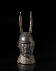 Yoruba -Nigeria - Cimiero con testa antropozoomorfa.Legno duro a patina scura.