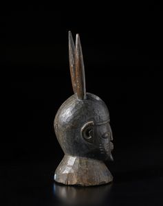 Yoruba -Nigeria : Cimiero con testa antropozoomorfa.Legno duro a patina scura.  - Asta Asta 422 | AFRICA, OCEANIA E AMERICHE - ARTIGIANATO AFRICANO: VARI COMMITTENTI E SELEZIONE DALLA COLLEZIONE BARTOLOMUCCI Online - Associazione Nazionale - Case d'Asta italiane