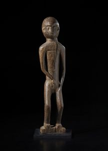 Lobi - Burkina Faso - Scultura antropomorfa. Legno duro a patina marrone.