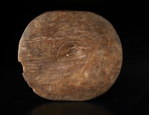 Yoruba -Nigeria : Piatto divinatorio con volto antropomorfo e decorazioni geometriche incise.  Legno duro a patina marrone.  - Asta Asta 422 | AFRICA, OCEANIA E AMERICHE - ARTIGIANATO AFRICANO: VARI COMMITTENTI E SELEZIONE DALLA COLLEZIONE BARTOLOMUCCI Online - Associazione Nazionale - Case d'Asta italiane