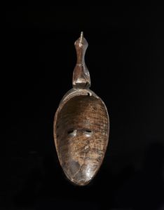 Yaure - Costa d'Avorio : Maschera antropomorfa con uccello scolpito nella parte sommitale. Legno duro a patina scura e pigmenti.  - Asta Asta 422 | AFRICA, OCEANIA E AMERICHE - ARTIGIANATO AFRICANO: VARI COMMITTENTI E SELEZIONE DALLA COLLEZIONE BARTOLOMUCCI Online - Associazione Nazionale - Case d'Asta italiane