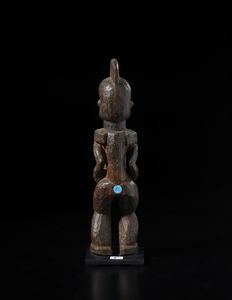 Igbo - Nigeria : Scultura antropomorfa.Legno duro a patina scura.  - Asta Asta 422 | AFRICA, OCEANIA E AMERICHE - ARTIGIANATO AFRICANO: VARI COMMITTENTI E SELEZIONE DALLA COLLEZIONE BARTOLOMUCCI Online - Associazione Nazionale - Case d'Asta italiane