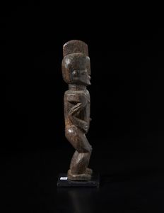 Igbo - Nigeria : Scultura antropomorfa.Legno duro a patina scura.  - Asta Asta 422 | AFRICA, OCEANIA E AMERICHE - ARTIGIANATO AFRICANO: VARI COMMITTENTI E SELEZIONE DALLA COLLEZIONE BARTOLOMUCCI Online - Associazione Nazionale - Case d'Asta italiane