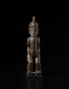 Igbo - Nigeria : Scultura antropomorfa.Legno duro a patina scura.  - Asta Asta 422 | AFRICA, OCEANIA E AMERICHE - ARTIGIANATO AFRICANO: VARI COMMITTENTI E SELEZIONE DALLA COLLEZIONE BARTOLOMUCCI Online - Associazione Nazionale - Case d'Asta italiane