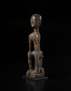 Baule - Costa d'Avorio : Scultura antropomorfa seduta.Legno duro a patina marrone.  - Asta Asta 422 | AFRICA, OCEANIA E AMERICHE - ARTIGIANATO AFRICANO: VARI COMMITTENTI E SELEZIONE DALLA COLLEZIONE BARTOLOMUCCI Online - Associazione Nazionale - Case d'Asta italiane