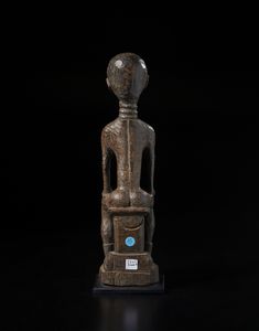 Baule - Costa d'Avorio : Scultura antropomorfa seduta.Legno duro a patina marrone.  - Asta Asta 422 | AFRICA, OCEANIA E AMERICHE - ARTIGIANATO AFRICANO: VARI COMMITTENTI E SELEZIONE DALLA COLLEZIONE BARTOLOMUCCI Online - Associazione Nazionale - Case d'Asta italiane