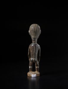 Baule - Costa d'Avorio : Scultura antropomorfa femminile. Legno duro a patina scura.  - Asta Asta 422 | AFRICA, OCEANIA E AMERICHE - ARTIGIANATO AFRICANO: VARI COMMITTENTI E SELEZIONE DALLA COLLEZIONE BARTOLOMUCCI Online - Associazione Nazionale - Case d'Asta italiane