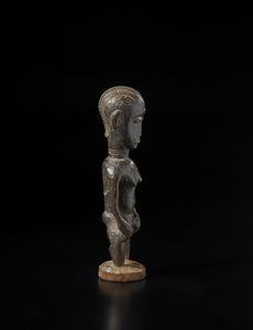 Baule - Costa d'Avorio : Scultura antropomorfa femminile. Legno duro a patina scura.  - Asta Asta 422 | AFRICA, OCEANIA E AMERICHE - ARTIGIANATO AFRICANO: VARI COMMITTENTI E SELEZIONE DALLA COLLEZIONE BARTOLOMUCCI Online - Associazione Nazionale - Case d'Asta italiane