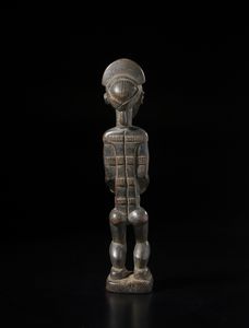 Baule - Costa d'Avorio : Scultura antropomorfa femminile con mani sull'addome.Legno a patina scura.  - Asta Asta 422 | AFRICA, OCEANIA E AMERICHE - ARTIGIANATO AFRICANO: VARI COMMITTENTI E SELEZIONE DALLA COLLEZIONE BARTOLOMUCCI Online - Associazione Nazionale - Case d'Asta italiane