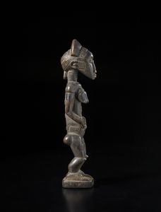 Baule - Costa d'Avorio : Scultura antropomorfa femminile con mani sull'addome.Legno a patina scura.  - Asta Asta 422 | AFRICA, OCEANIA E AMERICHE - ARTIGIANATO AFRICANO: VARI COMMITTENTI E SELEZIONE DALLA COLLEZIONE BARTOLOMUCCI Online - Associazione Nazionale - Case d'Asta italiane