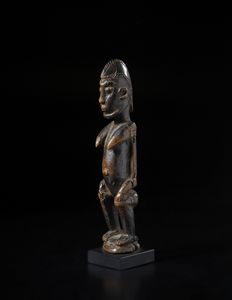 Dogon - Mali : Scultura antropomorfa a figura seduta.Legno duro a patina scura lucida.  - Asta Asta 422 | AFRICA, OCEANIA E AMERICHE - ARTIGIANATO AFRICANO: VARI COMMITTENTI E SELEZIONE DALLA COLLEZIONE BARTOLOMUCCI Online - Associazione Nazionale - Case d'Asta italiane