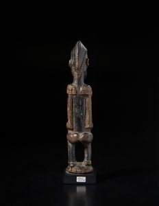 Dogon - Mali : Scultura antropomorfa a figura seduta.Legno duro a patina scura lucida.  - Asta Asta 422 | AFRICA, OCEANIA E AMERICHE - ARTIGIANATO AFRICANO: VARI COMMITTENTI E SELEZIONE DALLA COLLEZIONE BARTOLOMUCCI Online - Associazione Nazionale - Case d'Asta italiane