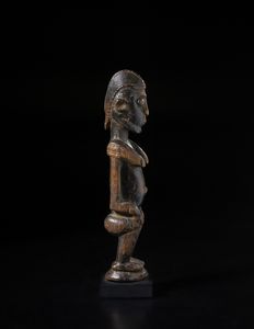 Dogon - Mali : Scultura antropomorfa a figura seduta.Legno duro a patina scura lucida.  - Asta Asta 422 | AFRICA, OCEANIA E AMERICHE - ARTIGIANATO AFRICANO: VARI COMMITTENTI E SELEZIONE DALLA COLLEZIONE BARTOLOMUCCI Online - Associazione Nazionale - Case d'Asta italiane