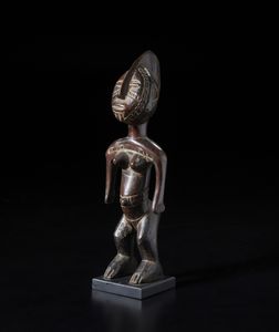 Mossi - Burkina Faso : Scultura  antropomorfa. Legno a patina scura.  - Asta Asta 422 | AFRICA, OCEANIA E AMERICHE - ARTIGIANATO AFRICANO: VARI COMMITTENTI E SELEZIONE DALLA COLLEZIONE BARTOLOMUCCI Online - Associazione Nazionale - Case d'Asta italiane