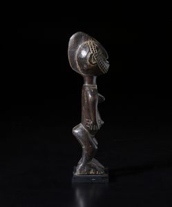 Mossi - Burkina Faso : Scultura  antropomorfa. Legno a patina scura.  - Asta Asta 422 | AFRICA, OCEANIA E AMERICHE - ARTIGIANATO AFRICANO: VARI COMMITTENTI E SELEZIONE DALLA COLLEZIONE BARTOLOMUCCI Online - Associazione Nazionale - Case d'Asta italiane