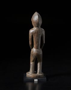 Mossi - Burkina Faso : Scultura antropomorfa. Legno duro a patina scura.  - Asta Asta 422 | AFRICA, OCEANIA E AMERICHE - ARTIGIANATO AFRICANO: VARI COMMITTENTI E SELEZIONE DALLA COLLEZIONE BARTOLOMUCCI Online - Associazione Nazionale - Case d'Asta italiane