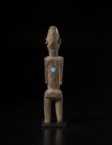 Lobi - Burkina Faso/Costa d'Avorio : Scultura antropomorfa Bateba.Legno duro a patina scura.  - Asta Asta 422 | AFRICA, OCEANIA E AMERICHE - ARTIGIANATO AFRICANO: VARI COMMITTENTI E SELEZIONE DALLA COLLEZIONE BARTOLOMUCCI Online - Associazione Nazionale - Case d'Asta italiane