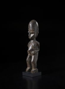 Lobi - Burkina Faso/Costa d'Avorio : Scultura antropomorfa Bateba.Legno duro a patina scura.  - Asta Asta 422 | AFRICA, OCEANIA E AMERICHE - ARTIGIANATO AFRICANO: VARI COMMITTENTI E SELEZIONE DALLA COLLEZIONE BARTOLOMUCCI Online - Associazione Nazionale - Case d'Asta italiane