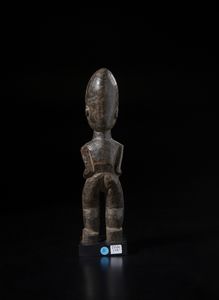 Lobi - Burkina Faso/Costa d'Avorio : Scultura antropomorfa Bateba.Legno duro a patina scura.  - Asta Asta 422 | AFRICA, OCEANIA E AMERICHE - ARTIGIANATO AFRICANO: VARI COMMITTENTI E SELEZIONE DALLA COLLEZIONE BARTOLOMUCCI Online - Associazione Nazionale - Case d'Asta italiane