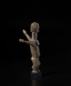 Lobi - Burkina Faso/Costa d'Avorio : Scultura antropomorfa Bateba con braccia alzate.Legno duro a patina scura.  - Asta Asta 422 | AFRICA, OCEANIA E AMERICHE - ARTIGIANATO AFRICANO: VARI COMMITTENTI E SELEZIONE DALLA COLLEZIONE BARTOLOMUCCI Online - Associazione Nazionale - Case d'Asta italiane