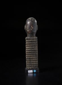 Lobi - Burkina Faso/Costa d'Avorio : Scultura con testa antropomorfa su colonna lavorata e incisa geometricamente.Legno a patina nera e pigmenti.  - Asta Asta 422 | AFRICA, OCEANIA E AMERICHE - ARTIGIANATO AFRICANO: VARI COMMITTENTI E SELEZIONE DALLA COLLEZIONE BARTOLOMUCCI Online - Associazione Nazionale - Case d'Asta italiane