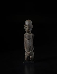 Lobi - Burkina Faso/Costa d'Avorio - Scultura antropomorfa Bateba con mancanze. Legno a patina scura.