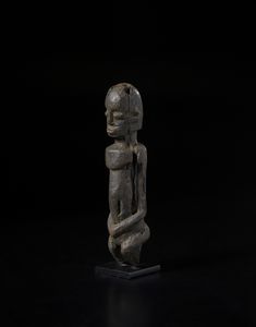 Lobi - Burkina Faso/Costa d'Avorio : Scultura antropomorfa Bateba con mancanze. Legno a patina scura.  - Asta Asta 422 | AFRICA, OCEANIA E AMERICHE - ARTIGIANATO AFRICANO: VARI COMMITTENTI E SELEZIONE DALLA COLLEZIONE BARTOLOMUCCI Online - Associazione Nazionale - Case d'Asta italiane