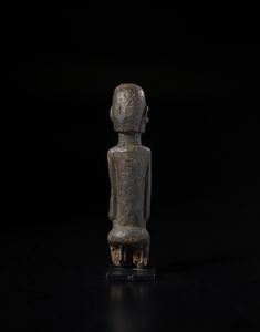 Lobi - Burkina Faso/Costa d'Avorio : Scultura antropomorfa Bateba con mancanze. Legno a patina scura.  - Asta Asta 422 | AFRICA, OCEANIA E AMERICHE - ARTIGIANATO AFRICANO: VARI COMMITTENTI E SELEZIONE DALLA COLLEZIONE BARTOLOMUCCI Online - Associazione Nazionale - Case d'Asta italiane