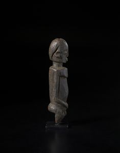 Lobi - Burkina Faso/Costa d'Avorio : Scultura antropomorfa Bateba con mancanze. Legno a patina scura.  - Asta Asta 422 | AFRICA, OCEANIA E AMERICHE - ARTIGIANATO AFRICANO: VARI COMMITTENTI E SELEZIONE DALLA COLLEZIONE BARTOLOMUCCI Online - Associazione Nazionale - Case d'Asta italiane