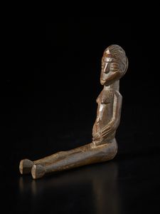 Lobi - Burkina Faso/Costa d'Avorio - Scultura antropomorfa seduta con gambe distese Bateba. Legno duro a patina marrone.