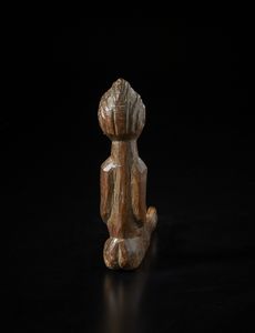 Lobi - Burkina Faso/Costa d'Avorio : Scultura antropomorfa seduta con gambe distese Bateba. Legno duro a patina marrone.  - Asta Asta 422 | AFRICA, OCEANIA E AMERICHE - ARTIGIANATO AFRICANO: VARI COMMITTENTI E SELEZIONE DALLA COLLEZIONE BARTOLOMUCCI Online - Associazione Nazionale - Case d'Asta italiane