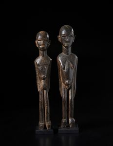 Lobi - Burkina Faso/Costa d'Avorio - Coppia di sculture antropomorfe maschio e femmina.Legno duro a patina marrone.