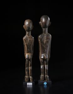 Lobi - Burkina Faso/Costa d'Avorio : Coppia di sculture antropomorfe maschio e femmina.Legno duro a patina marrone.  - Asta Asta 422 | AFRICA, OCEANIA E AMERICHE - ARTIGIANATO AFRICANO: VARI COMMITTENTI E SELEZIONE DALLA COLLEZIONE BARTOLOMUCCI Online - Associazione Nazionale - Case d'Asta italiane