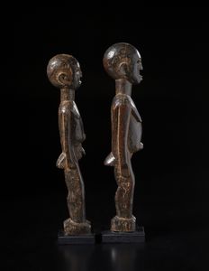 Lobi - Burkina Faso/Costa d'Avorio : Coppia di sculture antropomorfe maschio e femmina.Legno duro a patina marrone.  - Asta Asta 422 | AFRICA, OCEANIA E AMERICHE - ARTIGIANATO AFRICANO: VARI COMMITTENTI E SELEZIONE DALLA COLLEZIONE BARTOLOMUCCI Online - Associazione Nazionale - Case d'Asta italiane