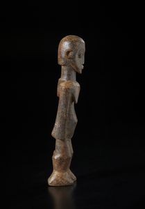 Lobi - Burkina Faso/Costa d'Avorio : Statua antropomorfa bateba. Legno duro a patina naturale-marrone.  - Asta Asta 422 | AFRICA, OCEANIA E AMERICHE - ARTIGIANATO AFRICANO: VARI COMMITTENTI E SELEZIONE DALLA COLLEZIONE BARTOLOMUCCI Online - Associazione Nazionale - Case d'Asta italiane