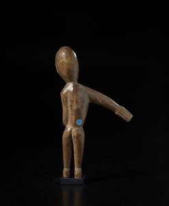 Lobi - Burkina Faso/Costa d'Avorio : Statua antropomorfa con braccio alzato.Legno duro a patina naturale.  - Asta Asta 422 | AFRICA, OCEANIA E AMERICHE - ARTIGIANATO AFRICANO: VARI COMMITTENTI E SELEZIONE DALLA COLLEZIONE BARTOLOMUCCI Online - Associazione Nazionale - Case d'Asta italiane