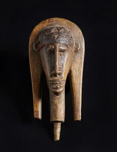 Marka, Mali : Testa di marionetta antropomorfa gianeiforme. Legno a patina chiara, tessuto e metallo.  - Asta Asta 422 | AFRICA, OCEANIA E AMERICHE - ARTIGIANATO AFRICANO: VARI COMMITTENTI E SELEZIONE DALLA COLLEZIONE BARTOLOMUCCI Online - Associazione Nazionale - Case d'Asta italiane