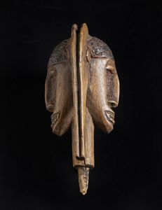 Marka, Mali : Testa di marionetta antropomorfa gianeiforme. Legno a patina chiara, tessuto e metallo.  - Asta Asta 422 | AFRICA, OCEANIA E AMERICHE - ARTIGIANATO AFRICANO: VARI COMMITTENTI E SELEZIONE DALLA COLLEZIONE BARTOLOMUCCI Online - Associazione Nazionale - Case d'Asta italiane