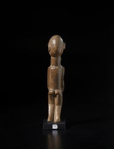 Lobi - Burkina Faso/Costa d'Avorio : Scultura antropomorfa Bateba. Legno duro a patina naturale.  - Asta Asta 422 | AFRICA, OCEANIA E AMERICHE - ARTIGIANATO AFRICANO: VARI COMMITTENTI E SELEZIONE DALLA COLLEZIONE BARTOLOMUCCI Online - Associazione Nazionale - Case d'Asta italiane