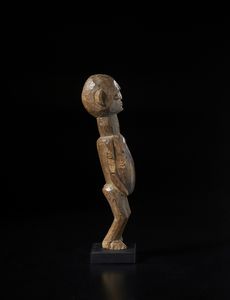 Lobi - Burkina Faso/Costa d'Avorio : Scultura antropomorfa Bateba. Legno duro a patina naturale.  - Asta Asta 422 | AFRICA, OCEANIA E AMERICHE - ARTIGIANATO AFRICANO: VARI COMMITTENTI E SELEZIONE DALLA COLLEZIONE BARTOLOMUCCI Online - Associazione Nazionale - Case d'Asta italiane