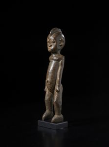 Lobi - Burkina Faso/Costa d'Avorio : Scultura  antropomorfa Bateba. Legno duro a patina marrone.  - Asta Asta 422 | AFRICA, OCEANIA E AMERICHE - ARTIGIANATO AFRICANO: VARI COMMITTENTI E SELEZIONE DALLA COLLEZIONE BARTOLOMUCCI Online - Associazione Nazionale - Case d'Asta italiane