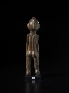 Lobi - Burkina Faso/Costa d'Avorio : Scultura  antropomorfa Bateba. Legno duro a patina marrone.  - Asta Asta 422 | AFRICA, OCEANIA E AMERICHE - ARTIGIANATO AFRICANO: VARI COMMITTENTI E SELEZIONE DALLA COLLEZIONE BARTOLOMUCCI Online - Associazione Nazionale - Case d'Asta italiane