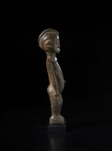 Lobi - Burkina Faso/Costa d'Avorio : Scultura  antropomorfa Bateba. Legno duro a patina marrone.  - Asta Asta 422 | AFRICA, OCEANIA E AMERICHE - ARTIGIANATO AFRICANO: VARI COMMITTENTI E SELEZIONE DALLA COLLEZIONE BARTOLOMUCCI Online - Associazione Nazionale - Case d'Asta italiane