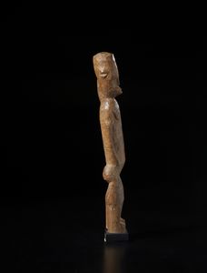 Lobi - Burkina Faso/Costa d'Avorio : Scultura antropomorfa Bateba  con braccio alzato. Legno duro a patina chiara con un restauro ad altezza collo.  - Asta Asta 422 | AFRICA, OCEANIA E AMERICHE - ARTIGIANATO AFRICANO: VARI COMMITTENTI E SELEZIONE DALLA COLLEZIONE BARTOLOMUCCI Online - Associazione Nazionale - Case d'Asta italiane