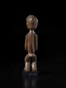 Lobi - Burkina Faso/Costa d'Avorio : Scultura antropomorfa Bateba con braccia al petto. Legno duro a patina scura crostosa. con base  - Asta Asta 422 | AFRICA, OCEANIA E AMERICHE - ARTIGIANATO AFRICANO: VARI COMMITTENTI E SELEZIONE DALLA COLLEZIONE BARTOLOMUCCI Online - Associazione Nazionale - Case d'Asta italiane