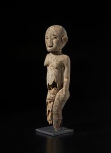 Lobi - Burkina Faso/Costa d'Avorio : Scultura antropomorfa Bateba.Legno a patina chiara i con difetti e mancanze.  - Asta Asta 422 | AFRICA, OCEANIA E AMERICHE - ARTIGIANATO AFRICANO: VARI COMMITTENTI E SELEZIONE DALLA COLLEZIONE BARTOLOMUCCI Online - Associazione Nazionale - Case d'Asta italiane