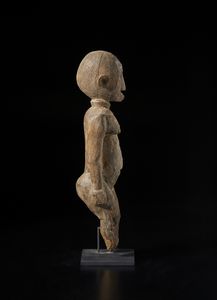 Lobi - Burkina Faso/Costa d'Avorio : Scultura antropomorfa Bateba.Legno a patina chiara i con difetti e mancanze.  - Asta Asta 422 | AFRICA, OCEANIA E AMERICHE - ARTIGIANATO AFRICANO: VARI COMMITTENTI E SELEZIONE DALLA COLLEZIONE BARTOLOMUCCI Online - Associazione Nazionale - Case d'Asta italiane