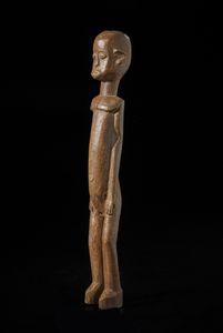 Lobi - Burkina Faso : Scultura antropomorfa o Bateba. Legno duro a patina marrone.  - Asta Asta 422 | AFRICA, OCEANIA E AMERICHE - ARTIGIANATO AFRICANO: VARI COMMITTENTI E SELEZIONE DALLA COLLEZIONE BARTOLOMUCCI Online - Associazione Nazionale - Case d'Asta italiane